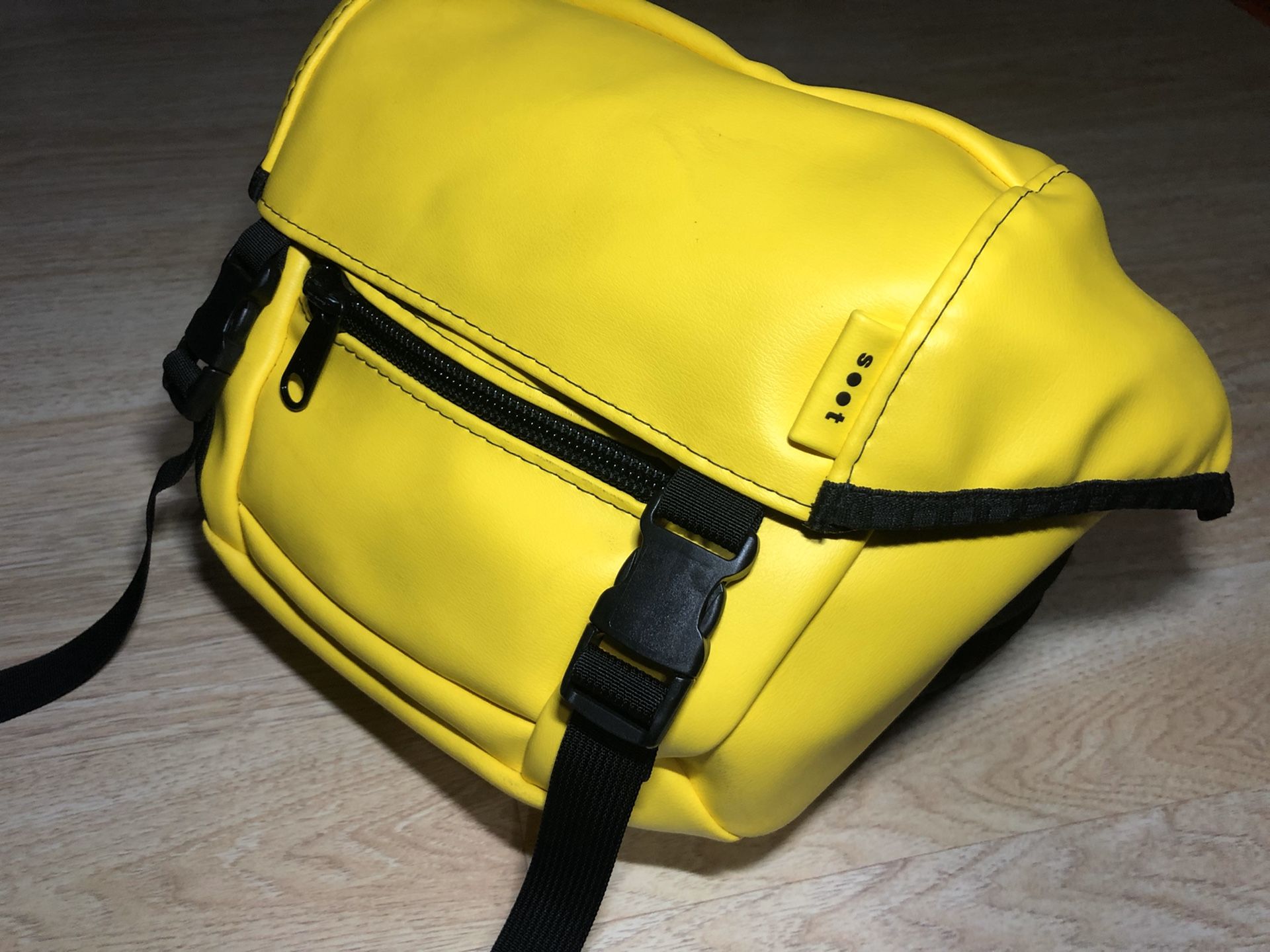 Soot Mini Messenger Rare Commuter Bag Yellow No Battery Included
