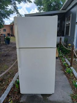 Beautiful working 8 cu ft kenmore one door with working ice maker just upgraded must pick up 75.00 exact cash estate