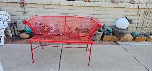 ** Beatiful Red Metal Mesh Patio Bench**