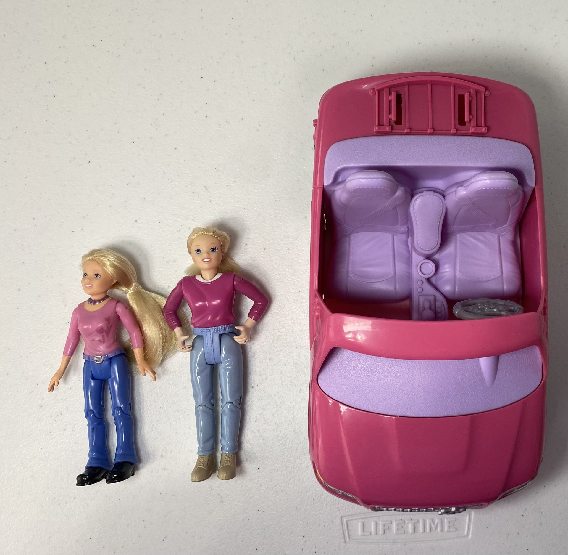 Loving Family Convertible Car & 2 Girls 