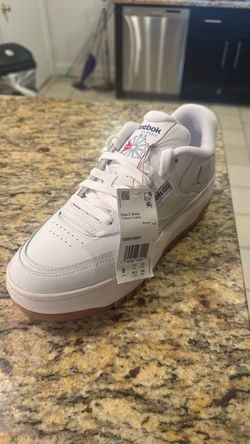 Womens Reebok tennis shoes