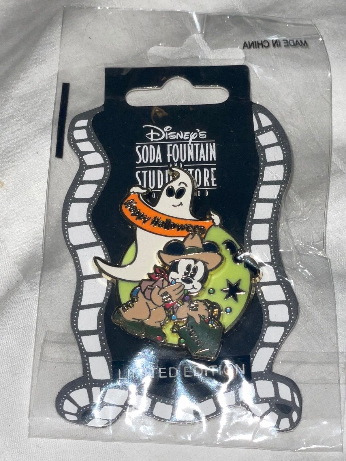 DISNEY SODA FOUNTAIN 2006 SURPRISE RELEASE LE300 HAPPY HALLOWEEN GLOW MICKEY PIN