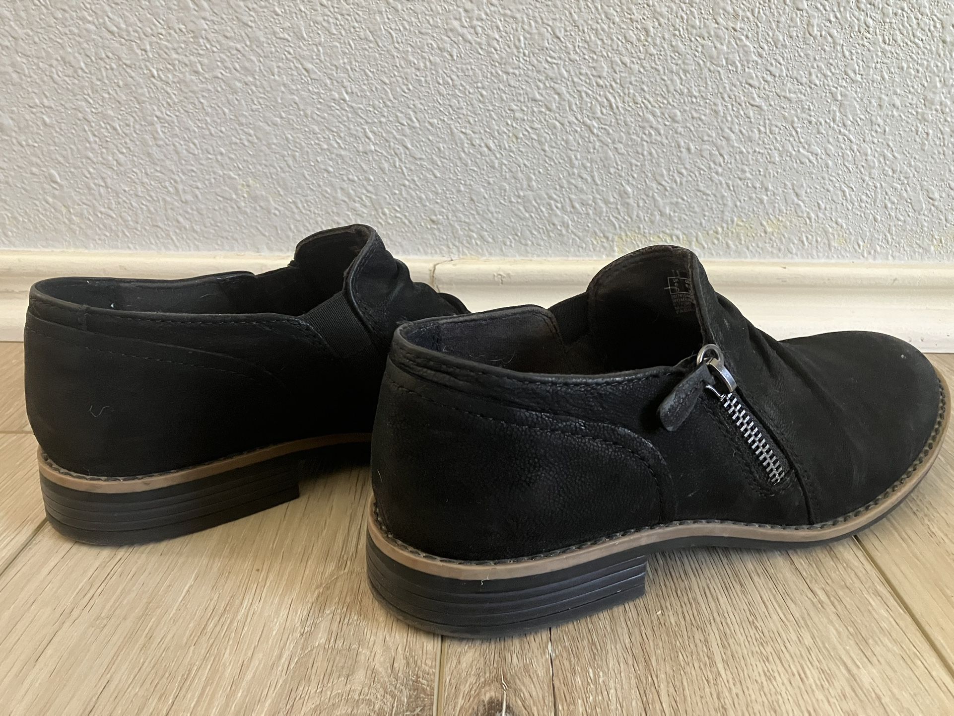 Clarks Camzin Pace Booties in Black Nubuck Leather W8.5