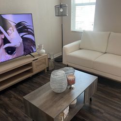 Beautiful Loveseat & Coffee Table 