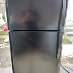 Kenmore Apartment Size Refrigerator With Ice Maker 