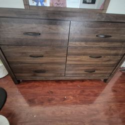 Like New 6 Drawers Dresser With Mirror