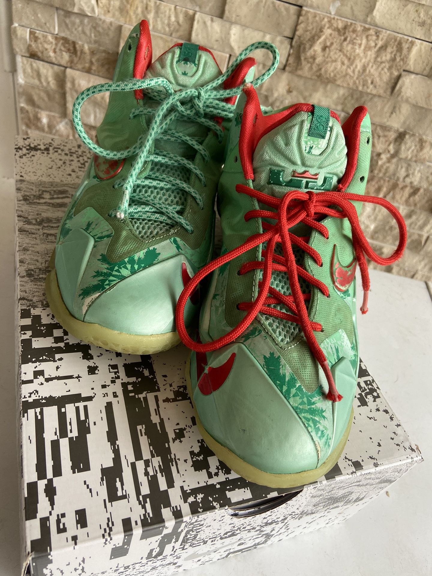 Nike Zoom Lebron 11 XI GS Christmas Basketball Shoes Size 5Y Dark Sea/Volt XMAS