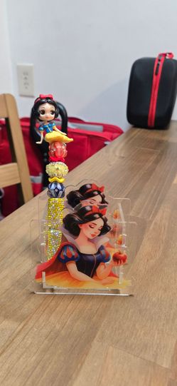 Snow white pen and pen holder
