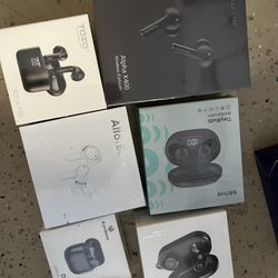 Moving Out! Wireless Earbuds 