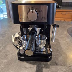 This is a De'Longhi ECP3220 15-Bar Pump Espresso Machine in black.