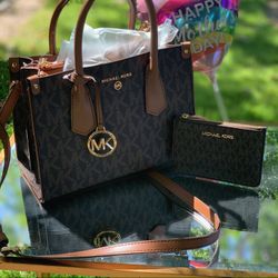 💕🍀New Michael Kors Tote Bag And Wristlet 