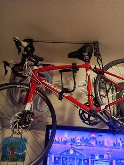 novara road bike carbon fiber and composite with upgraded wheels and Shimano 22 speed cassette. barely ridden