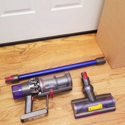 NEW cond DYSON  V11 CORDLESS VACUUM WITH COMPLETE ATTACHMENTS  , ACCESSORIES  , AMAZING. POWER SUCTION  , WORKS EXCELLENT  , IN THE BOX 
