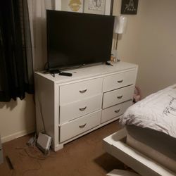 Queen Size Bed With Dresser/Mirror 