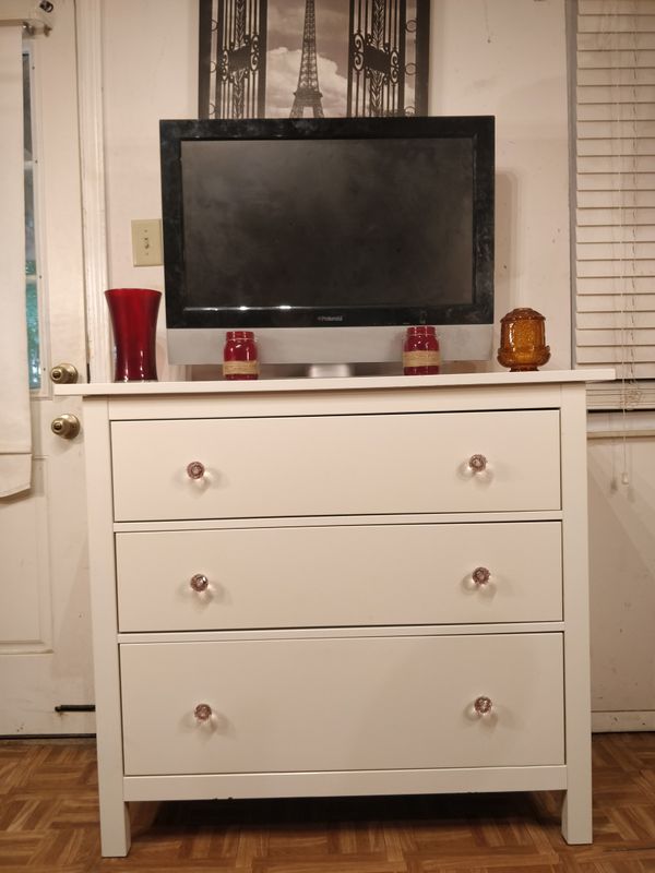 White dresser/TV stand with big drawers in great condition all drawers