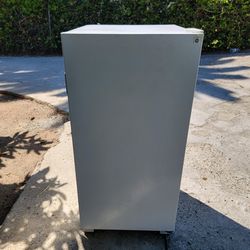 General Electric 8.7cu Manual Defrost Upright Freezer