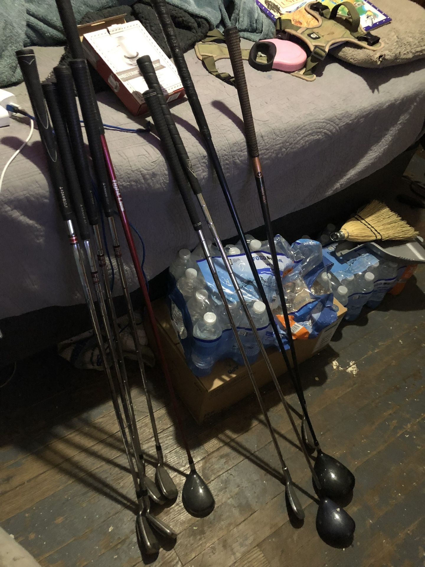 9 golf clubs, various brands. (check Description.)