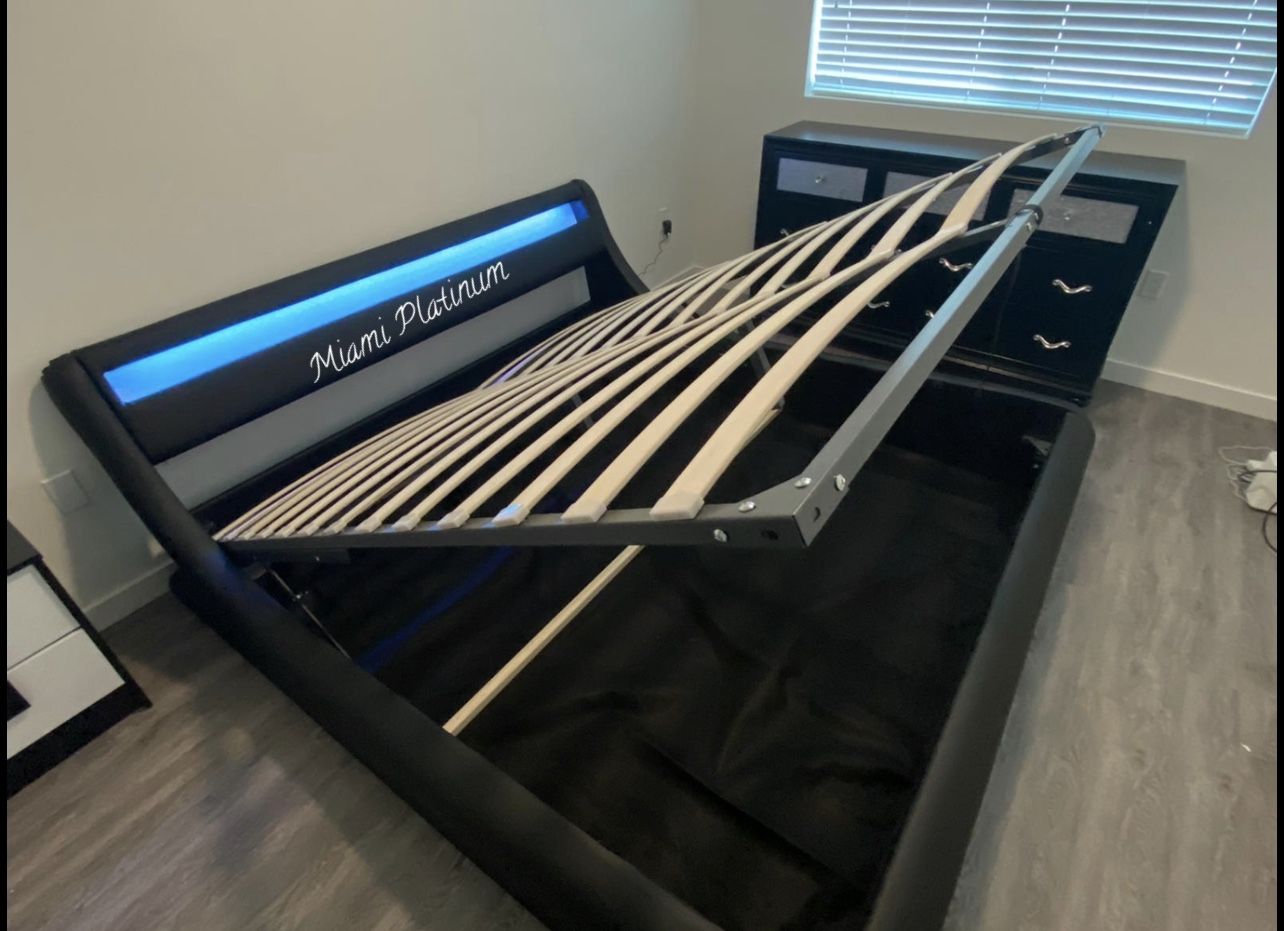 King Bed 🛌 Frame /// Financing Available
