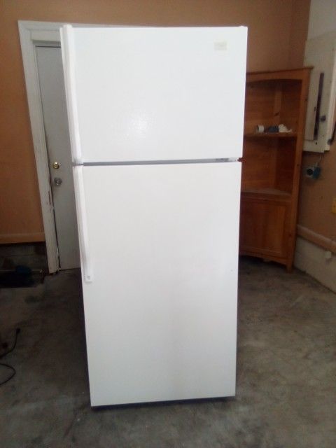 18 Cubic White Fridge, Free Delivery