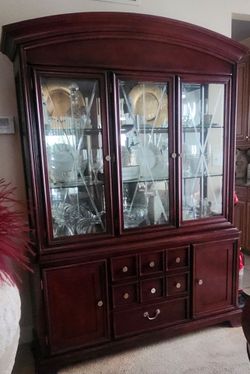ELEGANT CHINA CABINET IN GREAT CONDITION