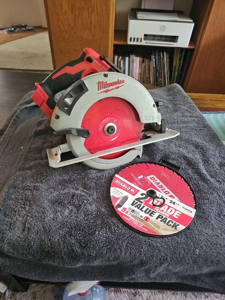 Milwaukee M12 Skillsaw