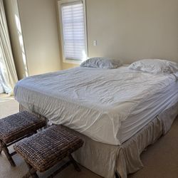 ESTATE SALE: HELIX SLEEP MIDNIGHT LUXE KING MATTRESS AND BEDFRAME