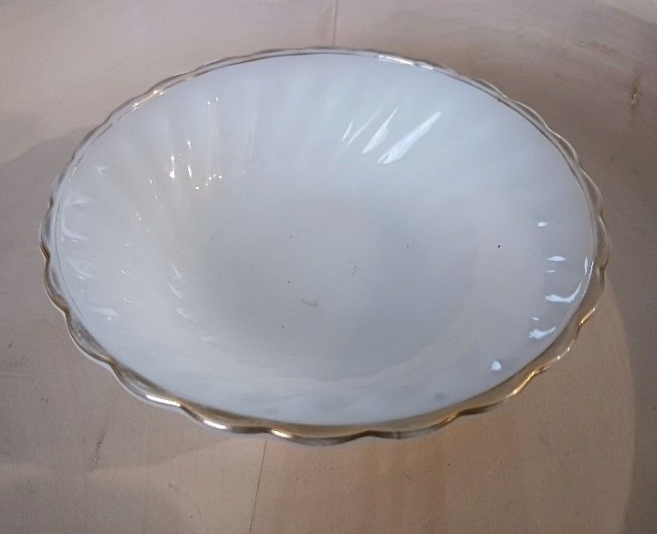 Vintage 1950s Anchor Hocking Milk Glass Suburbia Swirl Berry Bowl