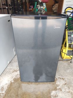 Compact refrigerator/freezer