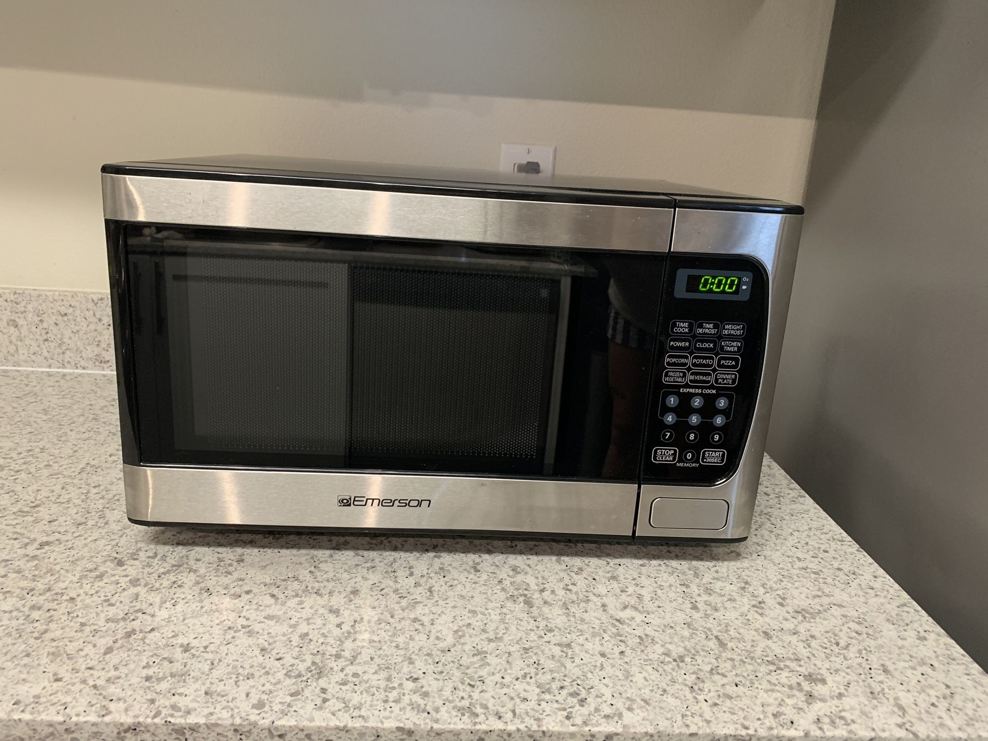 Microwave - 900 Watts (Emerson)