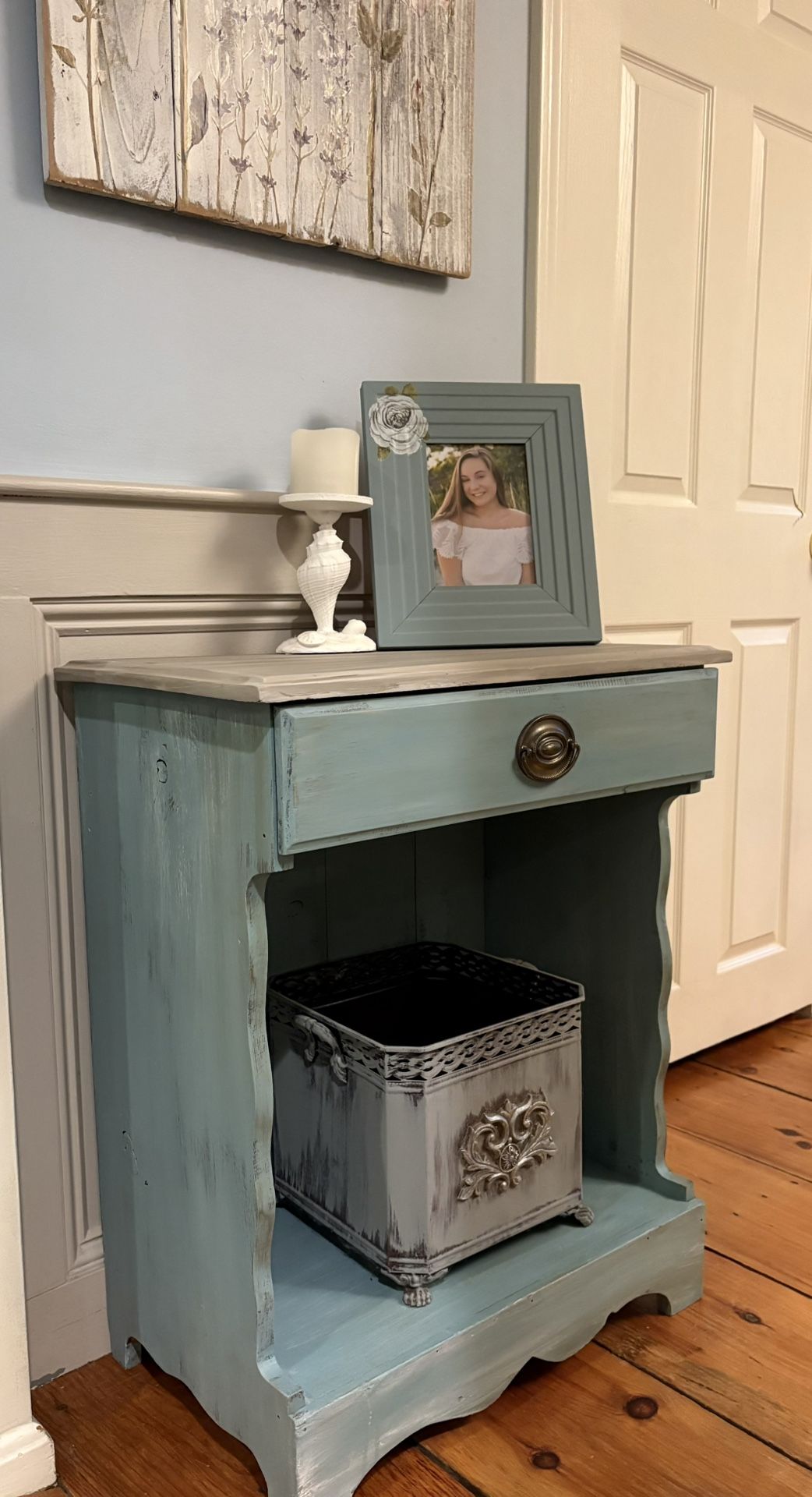 Pretty Coastal Cottage Pine Console
