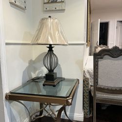 2 Lámparas  Nuevas Y  Una Mesa En Buenas Condiciones  $75 Por Las 3 Piezas 