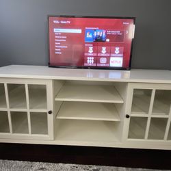 32” TCL Roku Tv / Tv Cabinet / Chair / Rug