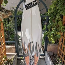5’10 Surfboard With Fins And Leash