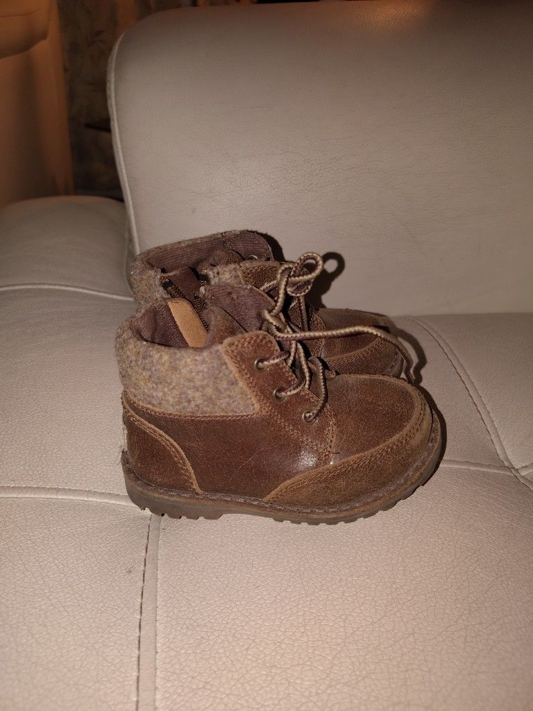 UGG Crib Shoes Size 6