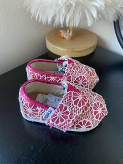 TOMS Pink Shimmer Crotchet Lace Toddler Infant Shoes T4 NWT