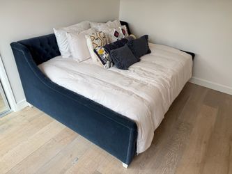 RH Teen Restoration Hardware Navy Velvet Tufted Daybed / Bed