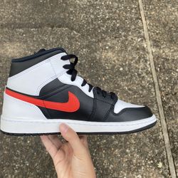 Air Jordan 1 Mid ‘Chile Red’