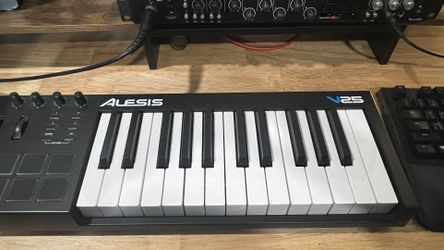 Alesis V25 Midi Keyboard