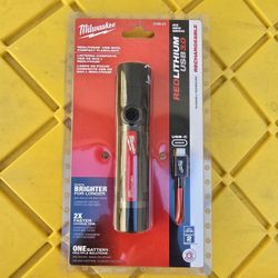 Milwaukee
800 Lumens LED USB Rechargeable Fixed Focus Flashlight
