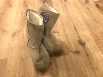Uggs size 7 new