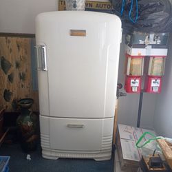 Vintage 1955 Crosley Shelvador 3747 refrigerator