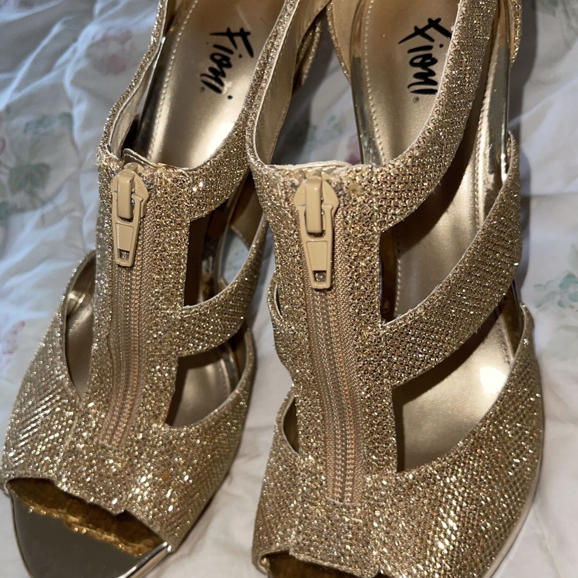 Beautiful Heels ๐  For Women Gold Color Very Cute Size 8.5