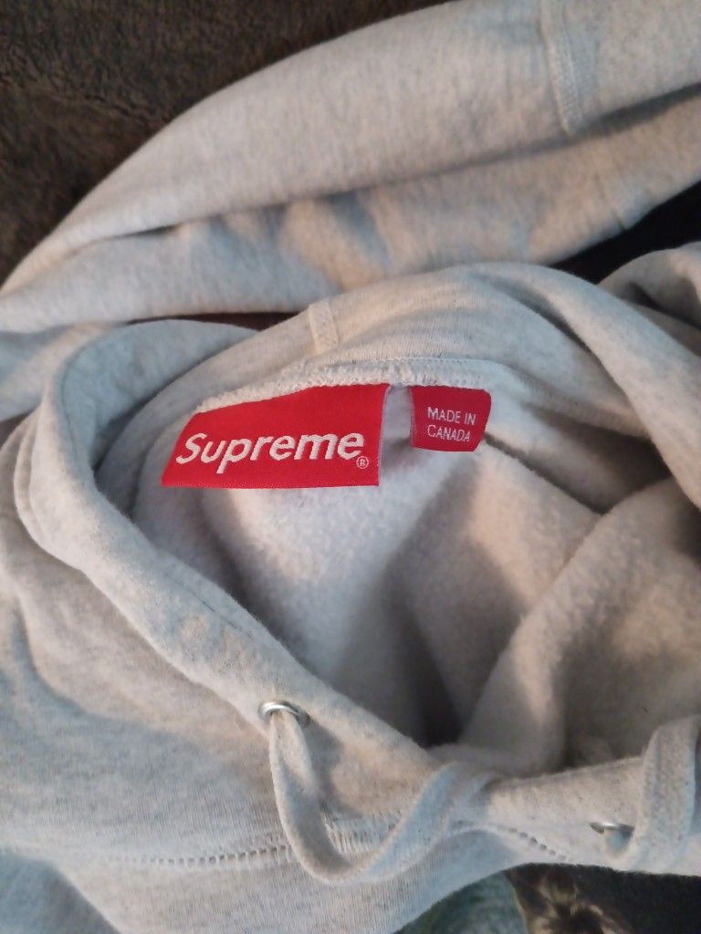 Supreme Hoodie x Large Like New ..