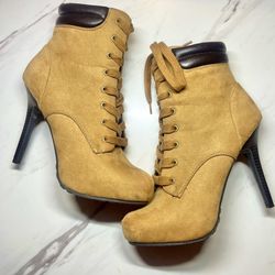 Stylish Boot With Heel