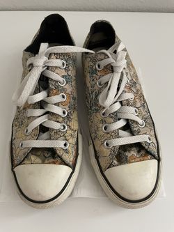 Women Converse Size: 7