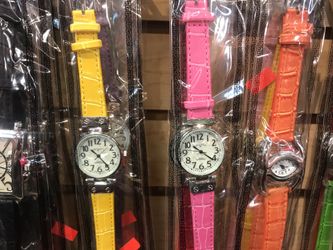 Brand new woman waches .6 colors