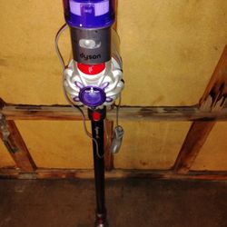 Dyson V8 Vacuum 