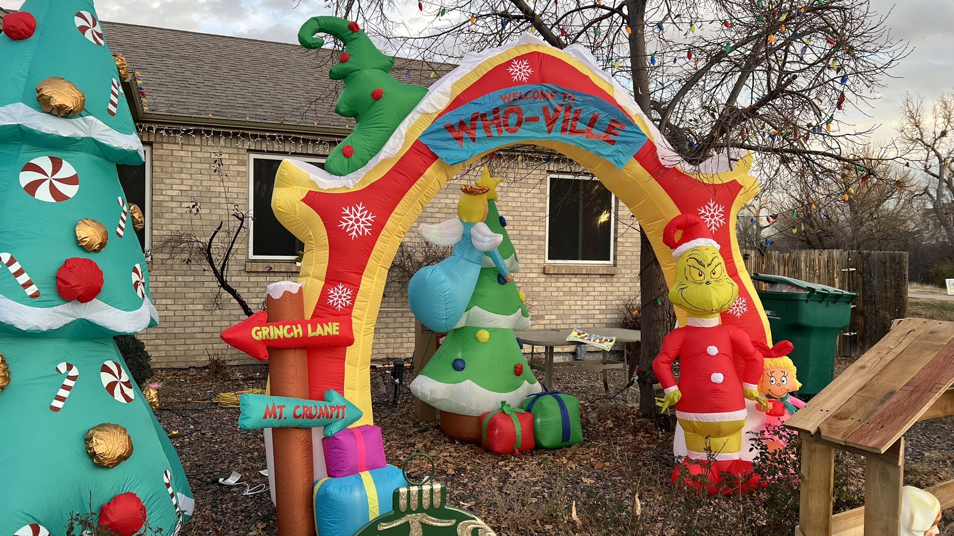 The Grinch Scene Inflatable 