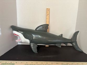 CHOMPING TOY SHARK