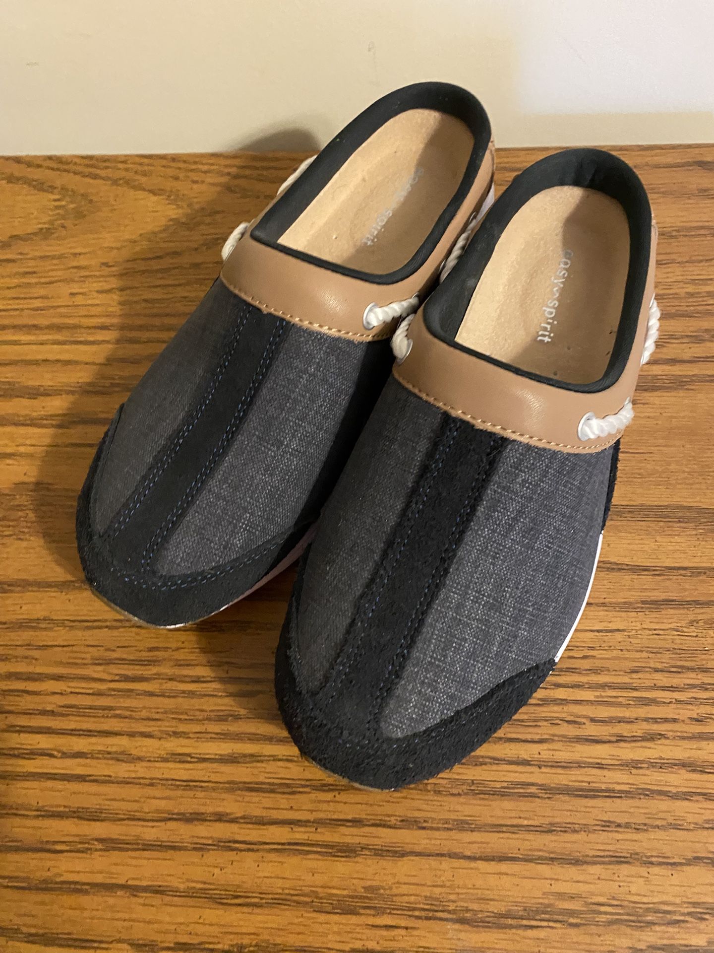 Brand New Easy Spirit Travelport 19 Size 6 Medium